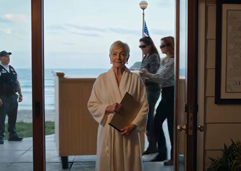 Às 5h da manhã, o meu alarme de segurança em Santa Bárbara disparou e o guarda disse que a minha nora tinha chegado com os carregadores, afirmando ser a dona da minha casa de praia. Mandei-o abrir o portão e vi-a começar a apontar para os meus móveis como se estivesse a leiloar a minha vida. A mesma mulher que sorriu num jantar em Beverly Hills enquanto estranhos