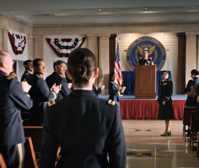 “Quem é ela?”, sussurrou a minha irmã enquanto toda a sala se levantava em aplausos. O general sorriu: “Bem-vinda, Capitã Grace Hunter — a comandante SEAL mais nova — e a maior honra desta noite.” A minha irmã ficou imóvel… e os meus pais calaram-se. Já aconteceu chegar a sentir-se confiante… e depois perceber que “nunca deveria” estar ali? Já descobriu que o guardião era a sua própria família? Já viu uma sala inteira mudar de ideias sobre si em tempo real?