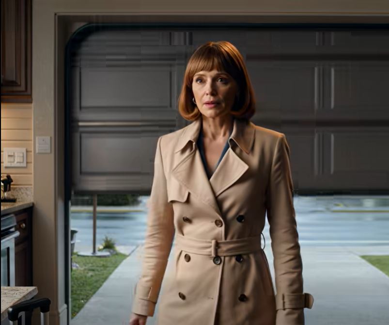 Regressei de viagem e encontrei a garagem vazia. Os meus pais folgados pegaram secretamente nas chaves do meu carro de luxo pago e ofereceram-nas de presente ao meu irmão, o menino querido da família. Quando exigi o carro de volta, disseram: “Partilhem, é só um carro”. Assim, simplesmente apresentei queixa por roubo. Horas depois, conduzia a alta velocidade na autoestrada quando… a polícia sacou das armas!