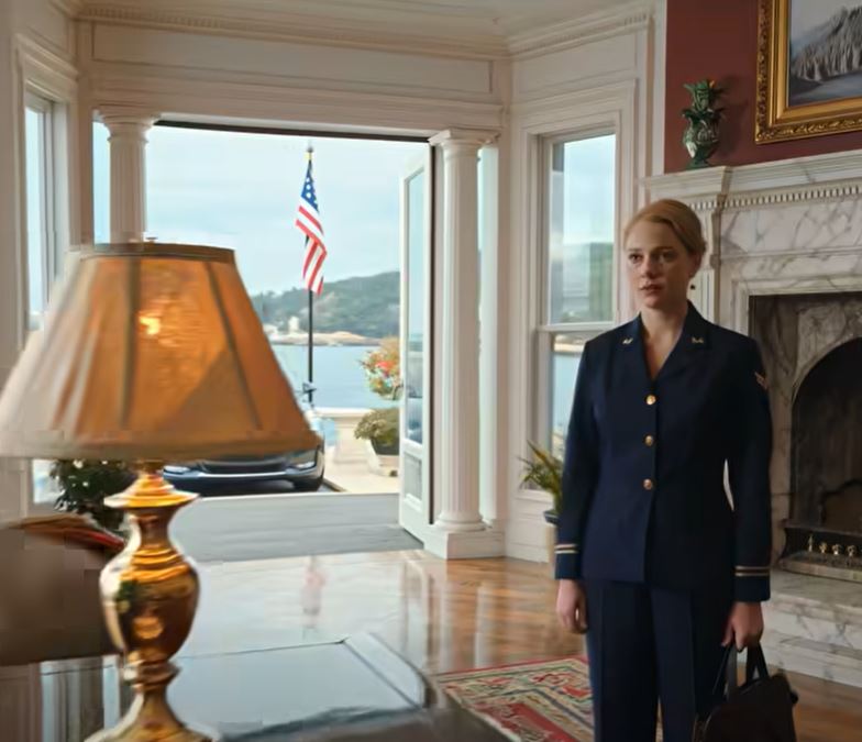 Quando o meu avô — um almirante da Marinha — faleceu, os meus pais herdaram a sua mansão de 14 milhões de dólares e o seu novo Tesla. Quando parecia que tudo estava decidido, disseram-me para sair de casa, como se já não tivesse lugar na família. Fiquei sem palavras. Mas depois o advogado virou calmamente a página do testamento e perguntou: “Vocês os dois leram mesmo tudo?” Ambos congelaram.