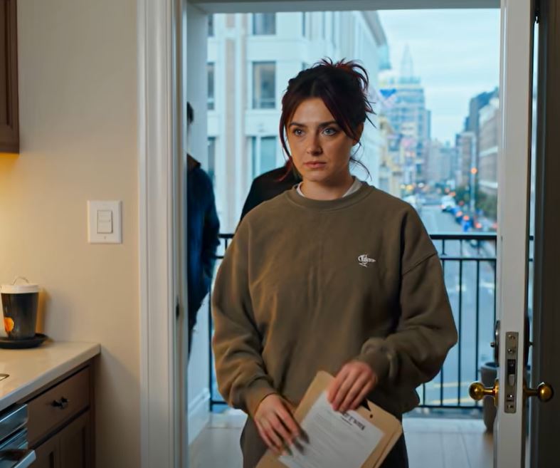 Às seis da manhã, a minha mãe, a minha irmã e o meu pai estavam à porta do apartamento que eu tinha comprado, exigindo entrar aos berros. Insistiam que o lugar pertencia à família. Mas quando abri a porta, o que viram nas minhas mãos fez com que os três parassem. Às seis da manhã, o edifício era geralmente composto por pequenos sons — o elevador a tocar noutro piso, alguém a destrancar a sala