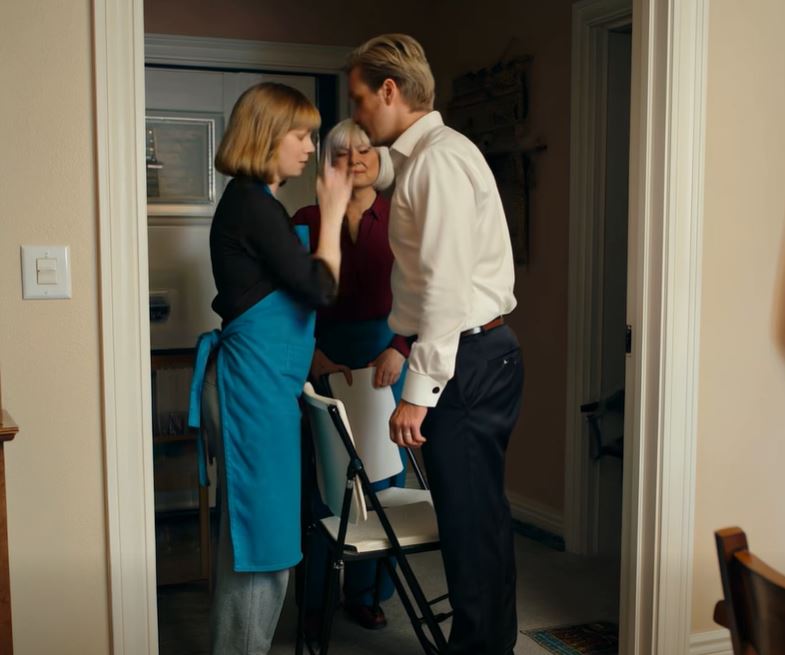 Enquanto preparava o jantar para toda a família do meu marido, fui à garagem buscar mais cadeiras e ouvi a minha cunhada dizer: “Ainda não consigo acreditar que ele casou com ela — o papá tem razão, devias divorciar-te dela antes de teres filhos e ficar agarrado a uma relação séria”. O meu marido respondeu: “Já estou a trabalhar nisso — o meu advogado disse que até podemos reclamar uma parte do que ela construiu”. Assim, levei as cadeiras de volta para dentro e continuei a receber a família como se nada tivesse acontecido… com um sorriso perfeito.