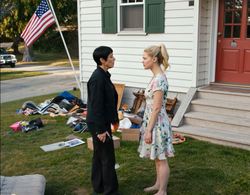 Regressei a casa depois de um funeral e encontrei toda a minha vida empilhada no relvado — a minha nora chamou-lhe «limpeza», por isso, finalmente perguntei quem tem realmente o direito de decidir nesta casa.