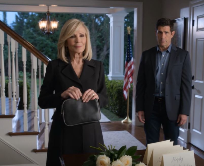 A luz da varanda ainda estava acesa e as flores do funeral mal tinham começado a murchar quando a minha nora começou a falar comigo como se eu estivesse apenas de passagem, e enquanto todos me observavam a fechar o fecho de uma pequena mala de viagem perto das escadas, ninguém parecia compreender porque é que eu era a pessoa mais calma da casa.