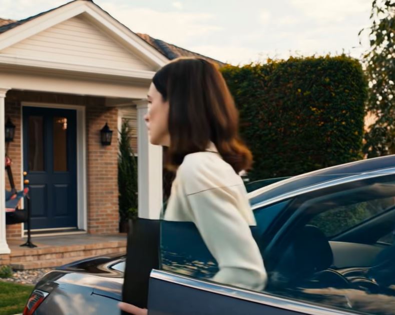 A minha mãe ignorou o meu aniversário novamente. Trataram-me como se eu não tivesse nada, enquanto o meu irmão mais novo foi sempre visto como o filho que se destacava. Mas quando o meu pai viu o meu Tesla de 95 mil dólares online, ligou imediatamente: “Onde é que arranjaste o dinheiro? Reunião de família amanhã à noite, às 7.” Eu escolhi afastar-me deles, e eles não faziam ideia de que, a partir daquele momento, tudo entre nós já tinha começado a mudar.