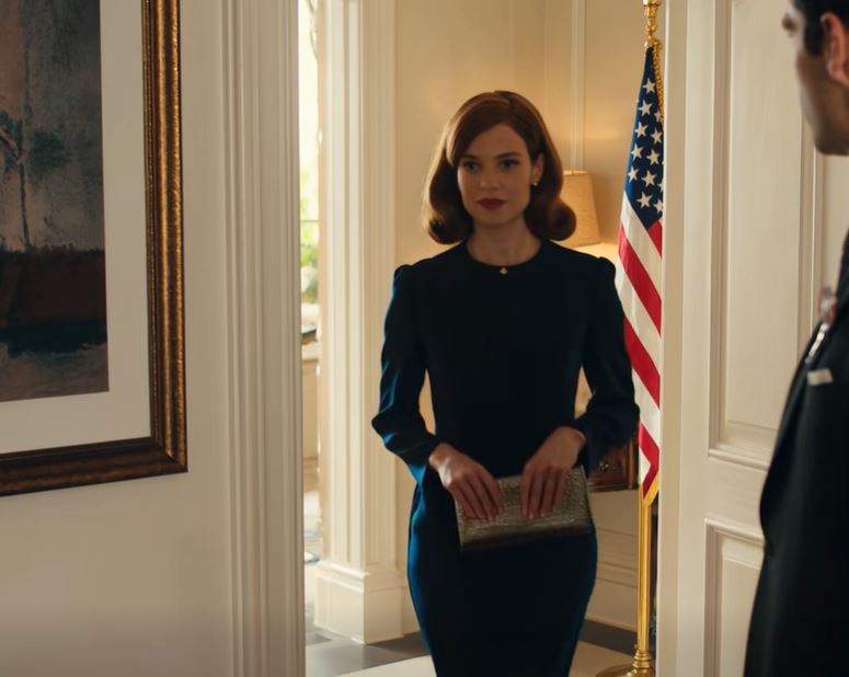 Entrei na propriedade da família do meu noivo com um vestido azul-marinho e brincos de farmácia, e a mãe dele sorriu como se eu lhe tivesse sujado o chão de mármore com lama. Dez minutos depois, ela sussurrou que eu “parecia uma empregada doméstica”, e a irmã dele mencionou casualmente o nome da sua perfeita ex-namorada.