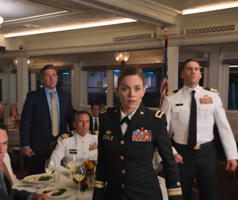 O meu irmão tentou expulsar-me do meu jantar de promoção — depois um almirante de cinco estrelas levantou-se e disse: “Afastem-se da minha mulher”. Todo o salão ficou em silêncio — e o sorriso do meu irmão desapareceu.