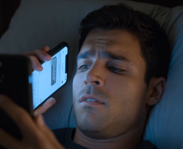 O meu pai enviou uma mensagem: «Trocámos todas as fechaduras. Já não és bem-vindo aqui», dois dias depois de me ter expulsado da casa que eu tinha pago secretamente para poupar durante sete anos — então um advogado de quem nunca tinha ouvido falar deixou um recado de voz tão abalado, tão urgente, que transformou o meu silêncio na única coisa que a minha família alguma vez tinha planeado.