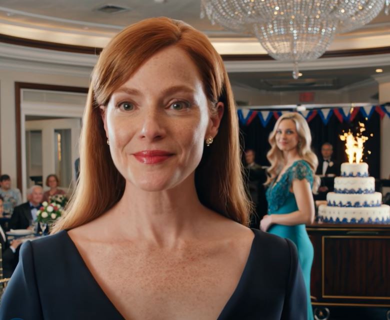 Na festa do meu filho, ele agradeceu ao sogro por tudo — e depois mencionou-me a mim e ao bolo. Saí sem dizer uma palavra. De manhã, o meu telemóvel tinha 76 chamadas perdidas. O convite chegou em papel cartão grosso — daquele tipo que não se atira para o balcão juntamente com os folhetos do supermercado.