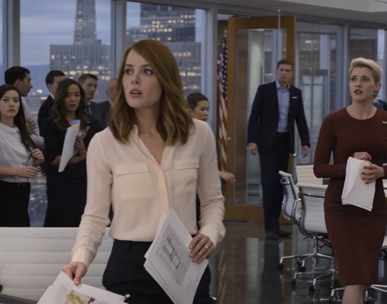 A minha colega de trabalho entrou no banco de trás do Mercedes do meu pai como se fosse da sua conta — e, na manhã seguinte, a minha vida tranquila no escritório já se estava a desfazer de formas que ninguém imaginava.