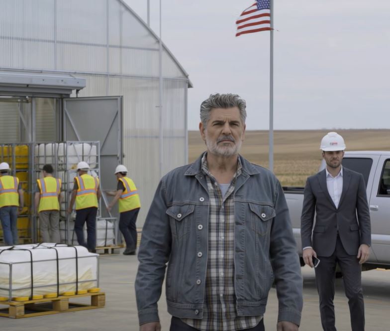 Chamou ao meu cofre de sementes “limpeza de primavera”, mandou retirar 23 anos de genética resistente à seca antes do pequeno-almoço e deixou os RH despedirem-me à hora do almoço — depois sorriu para uma fotografia no LinkedIn no meu laboratório vazio, sem se aperceber de que tinha acabado de transformar o homem quieto que ignorava há anos no maior problema que a sua empresa familiar já enfrentou.