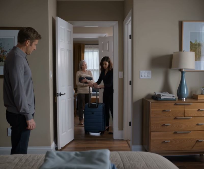 Estava a dobrar roupa quando a minha nora empurrou a minha mala para o corredor e disse que eu tinha de ir embora. O meu filho ouviu tudo e não disse uma palavra. Nessa noite, dormi no meu carro sob o frio de rachar de um novembro canadiano — e nenhum dos dois sabia em nome de quem estava a escritura até ele entrar no escritório e me ver sentada atrás da secretária.