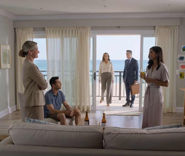 A minha nora disse-me para sair do meu próprio apartamento na praia para que os pais dela pudessem ficar com ele. Eu disse uma palavra calma, e uma hora depois ESTAVAM A IMPLORAR. O gelo do meu café tilintou uma vez contra o vidro quando Harper me disse para sair do meu próprio apartamento na praia.