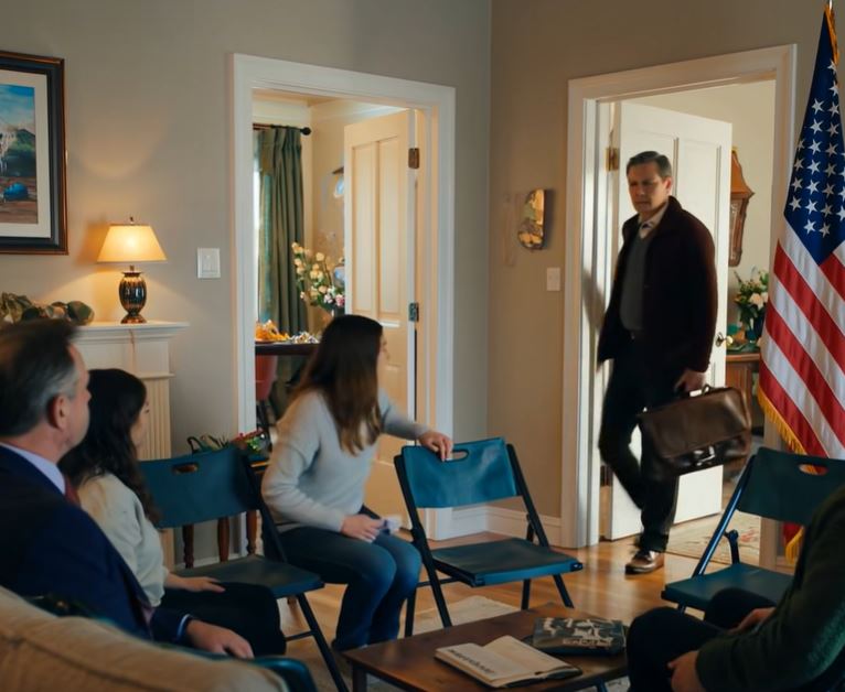 No Dia de Ação de Graças, os meus pais fizeram uma “votação em família” para decidir se eu merecia continuar a viver com eles. A mamã disse: “Nós carregamos-te há 27 anos.” Todos os parentes levantaram a mão contra mim. Então o meu tio entrou com uma pasta que já escondia há 14 anos. Depois disso, ninguém conseguiu olhar para a minha mãe da mesma forma.