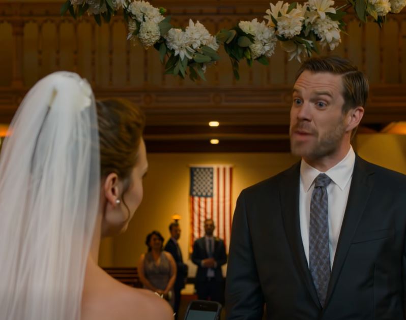 No dia do meu casamento, o filho do chefe enviou-me uma mensagem a despedir-me e chamou-lhe “prenda de casamento” — pensei que ele tinha acabado de arruinar o dia mais bonito da minha vida, até que o meu marido sorriu para o ecrã e, três horas depois, o meu telemóvel estava cheio com 108 chamadas perdidas.