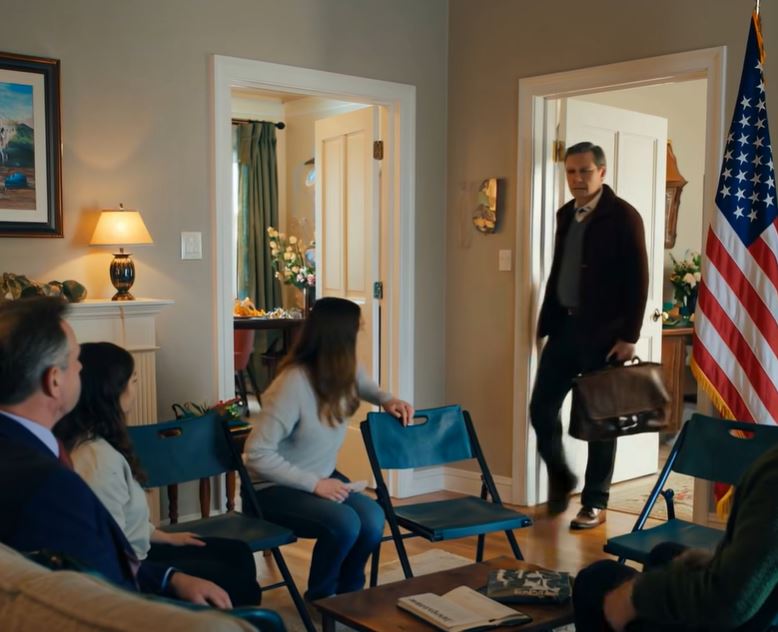 No Dia de Ação de Graças, os meus pais fizeram uma “votação em família” para decidir se eu merecia continuar a viver com eles. A mamã disse: “Nós carregamos-te há 27 anos.” Todos os parentes levantaram a mão contra mim. Então o meu tio entrou com uma pasta que já escondia há 14 anos. Depois disso, ninguém conseguiu olhar para a minha mãe da mesma forma.