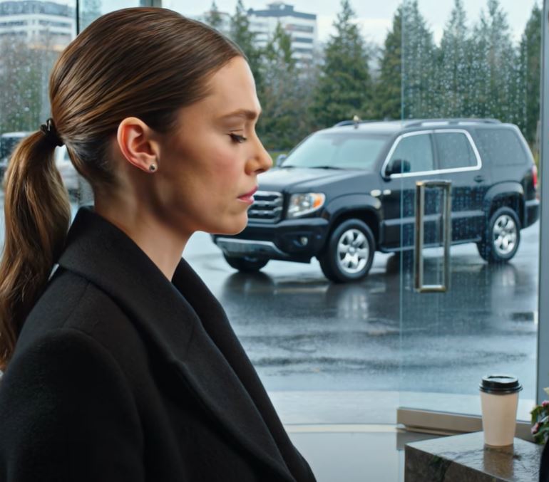 5.000 No funeral da minha avó, o seu advogado chamou-me discretamente à parte e disse: “Por favor, venha comigo por um instante. Há algo importante que gostaria de lhe mostrar.” Depois acrescentou: “Por favor, não menciones isto aos teus pais ou ao teu irmão mais novo ainda.” Quando cheguei e vi quem estava à porta, fiquei completamente sem palavras.