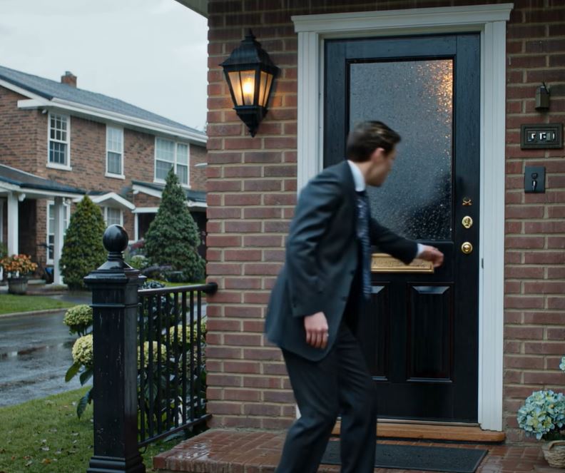 Na noite em que o meu marido saiu de casa e foi viver com a sua assistente, pensei que ser abandonada fosse o mais difícil, até que ele voltou duas semanas depois e me deu por desaparecida. A chuva caía sobre os subúrbios a oeste de Chicago desde o jantar. Às dez horas, já tinha reaquecido o guisado de carne do Michael três vezes.