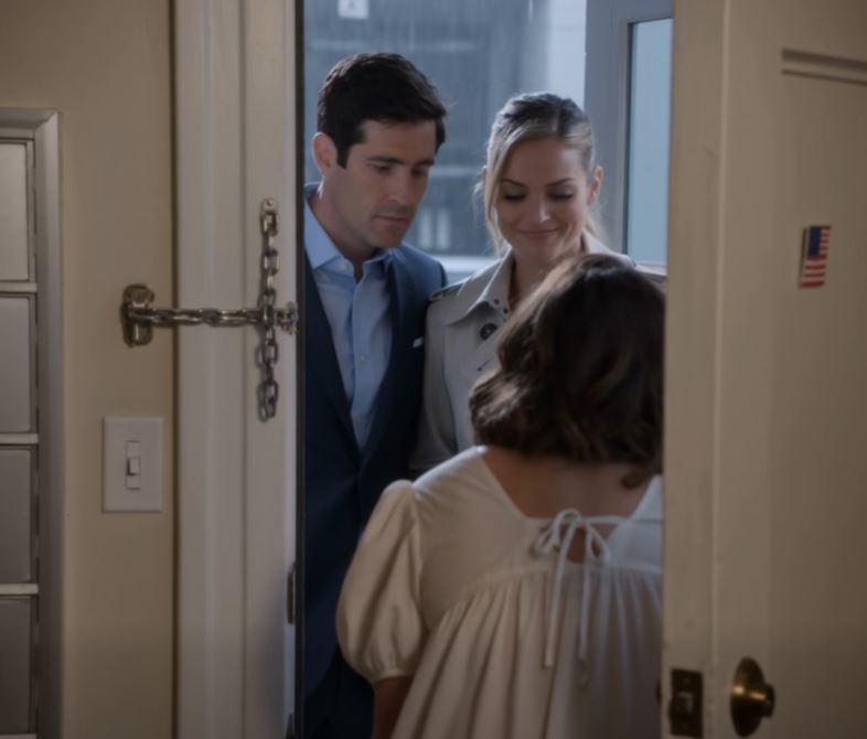 Seis meses após o nosso divórcio, o meu ex-marido apareceu à minha porta com a sua noiva e o convite de casamento. Mas no momento em que viu o recém-nascido nos meus braços, o seu rosto empalideceu e passou por ela em pânico…