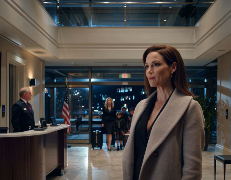 “O teu apartamento é mais perto do aeroporto”, enviou a minha irmã uma mensagem às 22h. “Vou deixar lá os meus três filhos durante duas semanas — o meu marido surpreendeu-me com uma viagem a Bora Bora!” Respondi: “Não estou em casa”. Ela respondeu: “A mamã tem a sua chave de reserva — ela vai deixar-nos entrar!” Sorri… e liguei para a segurança para mudar as fechaduras imediatamente. Quando ela chegou ao meu prédio com quatro malas… O PORTEIRO TINHA NOVAS INSTRUÇÕES