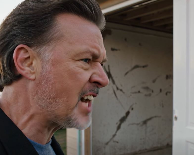 Os meus pais venderam as minhas ferramentas para pagar a faculdade de Direito do meu irmão: “Vives debaixo do meu teto, vais contribuir!” Eu não disse nada, apenas fiz as malas e fui-me embora. Esta manhã, o meu pai foi até ao barracão, gritando: “Quem é que esvaziou a oficina toda durante a noite!?”