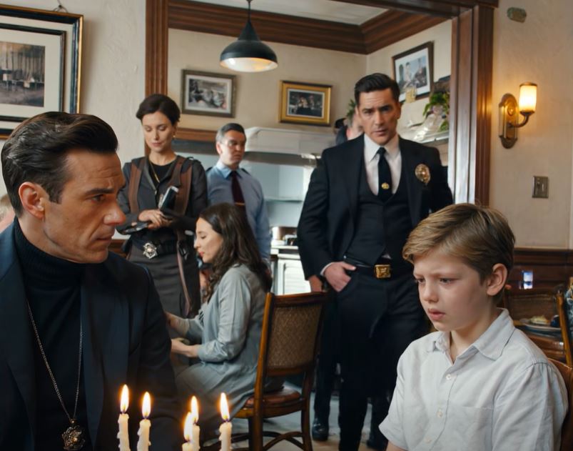 Estávamos a celebrar o 10º aniversário do meu filho num restaurante. A minha esposa pediu desculpa e foi ao banheiro. De repente, o meu filho segurou-me a mão. “Papá, temos de ir. Agora. Deixa a mamã aqui.” Eu perguntei: “O quê? Porquê?” Olhou para mim com lágrimas a escorrer pelo rosto. “Por favor, confia em mim. Se ficarmos… algo terrível vai acontecer.” NESSE INSTANTE, ATRÁS DE MIM, OUVI…