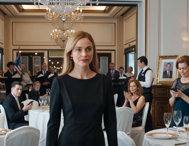 No jantar de aniversário do meu pai, ele elogiou o meu irmão… e mal me mencionou. Não discuti — simplesmente fui-me embora. Minutos depois, um alerta empresarial inundou os telefones. Alguma vez se sentou num jantar em família e percebeu que o seu lugar nunca foi realmente “seu”?