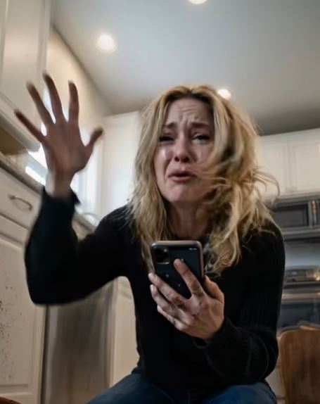 Cinco anos após a morte do meu marido, parti acidentalmente o vaso da planta que ele me tinha oferecido pouco antes de falecer. E o que descobri enterrado no solo fez-me gritar de horror. Sem pensar duas vezes, peguei no telemóvel e liguei imediatamente para a polícia.