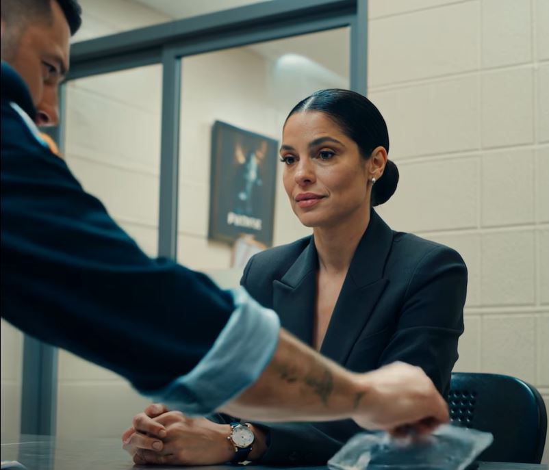 “Saia do carro!” gritou o polícia, com a arma em punho. Estava a ser preso por atropelamento com fuga, um crime grave, e o que me arrepiou não foram as algemas nem as luzes a piscar. Foi a imagem da minha filha algures do outro lado de Atlanta, a sorrir como se finalmente tivesse ganho. Não discuti.