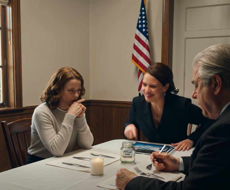 “Esta é a nossa filha — trabalha como empregada de limpeza.” A minha mãe disse isso como se estivesse a pedir desculpa por uma mancha. O meu pai nem sequer levantou os olhos do seu papel quando acrescentou: “Desistimos dela.” Trinta e dois convidados ficaram subitamente em silêncio, e a mãe do noivo continuou a olhar para mim como se estivesse a tentar associar o meu rosto a uma manchete — depois saiu sorrateiramente para o corredor com o telemóvel, voltou mais direita e fez a única pergunta que a minha mãe nunca fez em 29 anos…