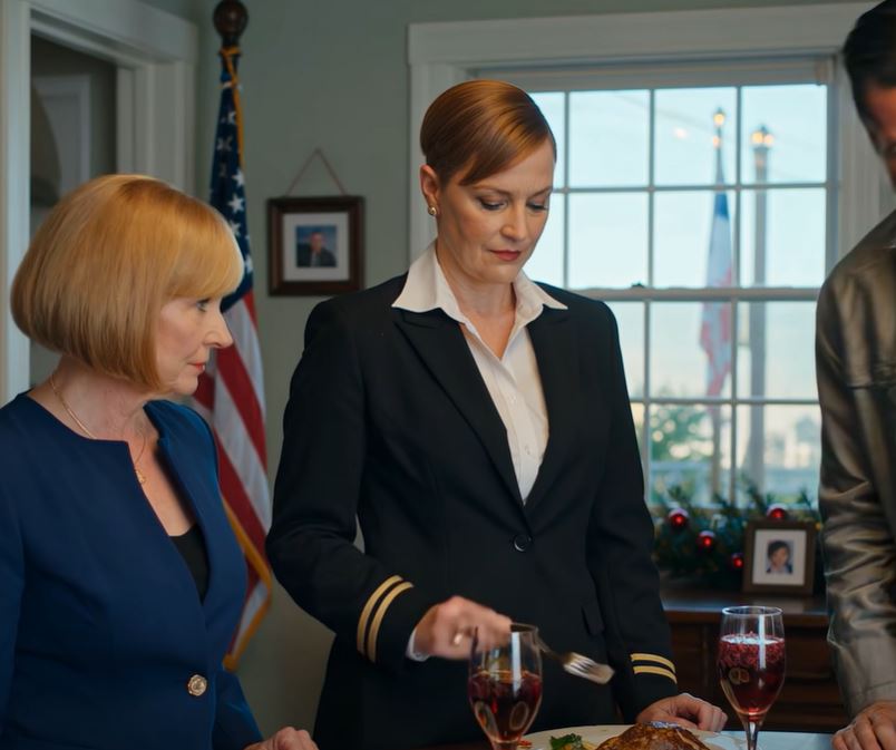 Nunca contei a verdade ao meu noivo: era almirante da Marinha. Ele pensava que eu era apenas uma oficial comum. Convidou-me para jantar com os pais dele… e, no segundo em que entrei por aquela porta, soube que tinha cometido um erro.