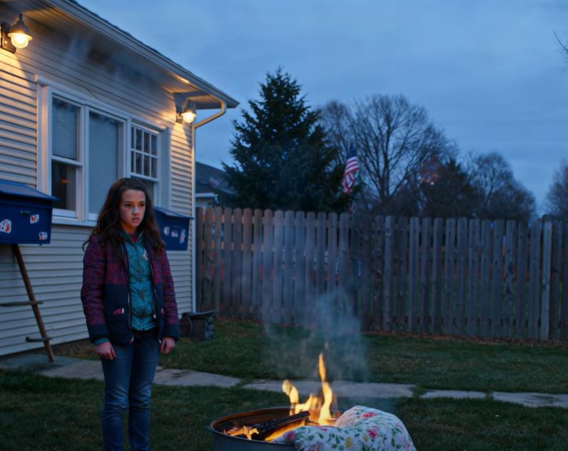 O meu pai fez uma fogueira com a minha roupa, os meus cadernos de desenho e a colcha da minha avó, depois olhou-me bem nos olhos e disse: “É isto que acontece quando me desobedeces”. Observei o fumo a subir no céu de Ohio e não disse uma palavra, mas seis anos depois liguei-lhe e disse duas palavras que o fizeram ficar muito, muito quieto.