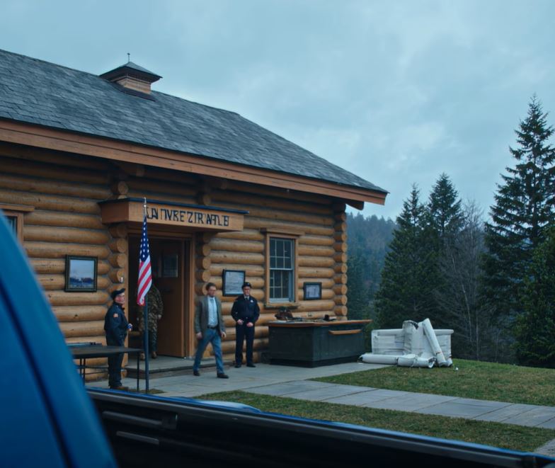 Cada vez que chegava a casa, algo estava um pouco fora do lugar. Decidi instalar uma câmara escondida no meu escritório. No dia seguinte, fingi que ia ao hospital e observei à distância. O que aconteceu a seguir… deixou-me em choque.