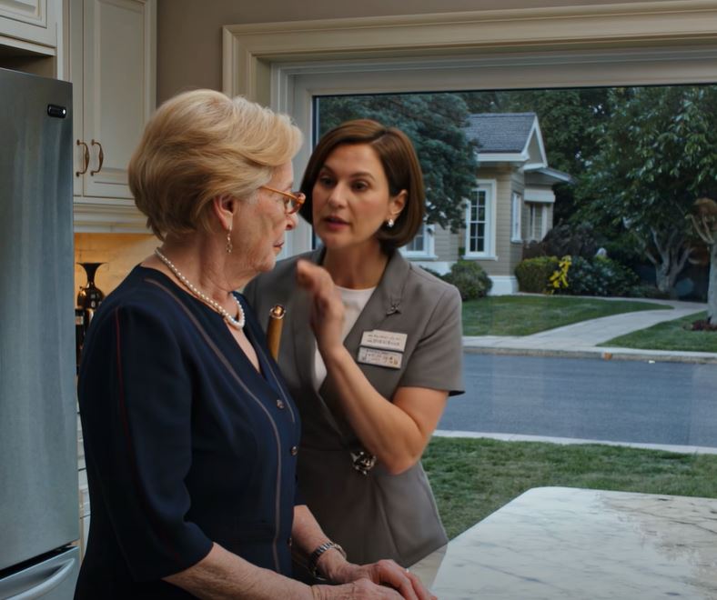 O meu marido e a irmã dele foram a um “jantar de negócios”, deixando-me com a nova empregada doméstica, que supostamente não falava inglês. Assim que o carro arrancou, ela largou a vassoura, olhou-me nos olhos e disse num inglês perfeito: “Minha senhora, não coma a sopa que deixaram no frigorífico”. O que descobri a seguir deixou-me apavorada.